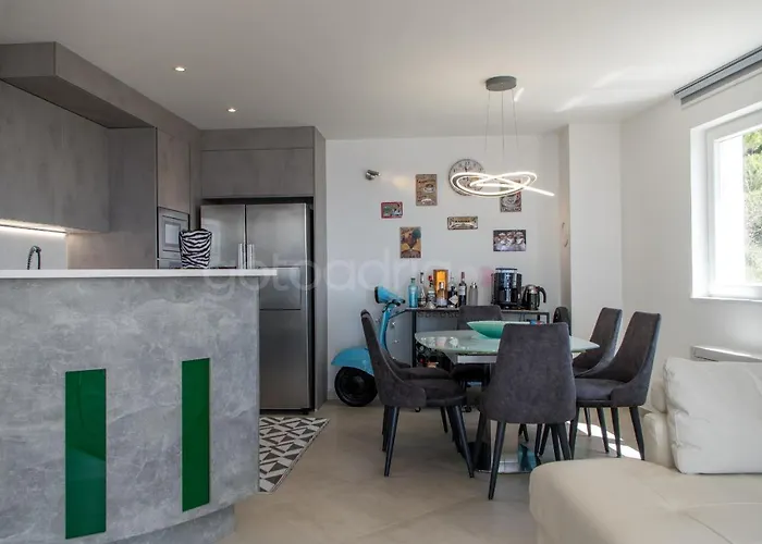 Smaragd - Saphir - Luxury With Shared Pool מאקרסקה