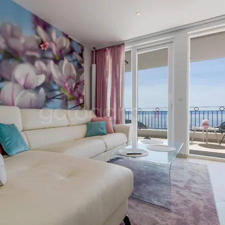 Apartman Smaragd - Saphir - Luxury With Shared Pool Makarska