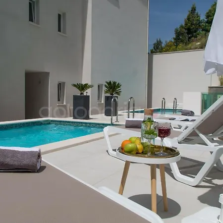 Smaragd - Saphir - Luxury With Shared Pool Μακάρσκα